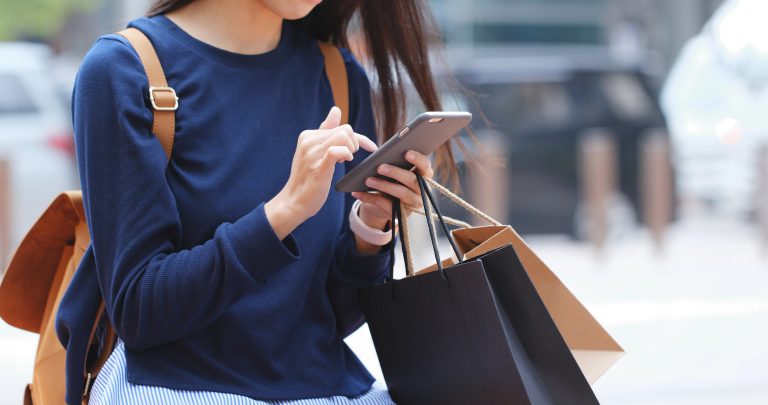 Ruch z AI rośnie o 197%. Dane Shopify pokazują, że ChatGPT i Google pełnią różne role w ścieżce zakupowej